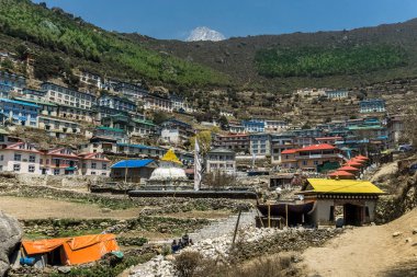 Monjo 'dan Namche Çarşısına, Nepal' e