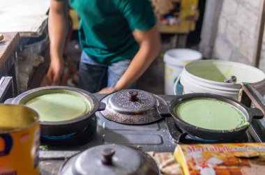 Terang bulan Endonezya 'nın yerel tatlısı. Pandandan yapılmış bir krep.