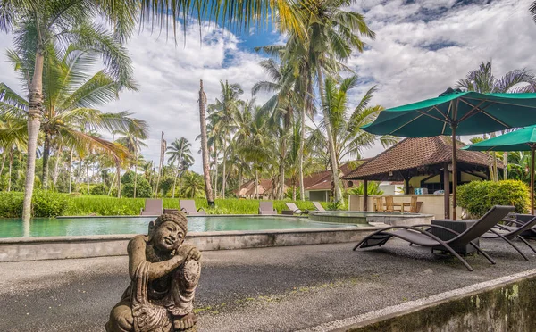 バリの像インドネシアのリゾートでプール — ストック写真