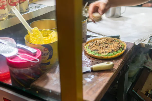 テラン ブラン インドネシアの地元のデザートです パンダンとのパンケーキ — ストック写真