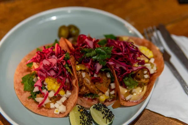 Drei Gesunde Vegetarische Softshell Tacos Mit Limette Auf Dem Teller — Stockfoto