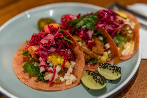 Drei Gesunde Vegetarische Softshell Tacos Mit Limette Auf Dem Teller — Stockfoto