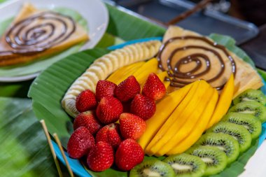 Pai, Tayland 'daki Gece Pazarı' ndan meyveli ve çikolatalı krep sosu.