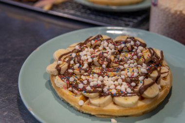 Pai, Tayland 'daki Gece Pazarı' ndan meyveli ve çikolatalı krep sosu.