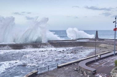 Big waves in Bajamar