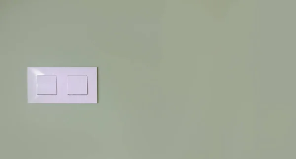 コピースペースのある緑の壁のライトスイッチ — ストック写真