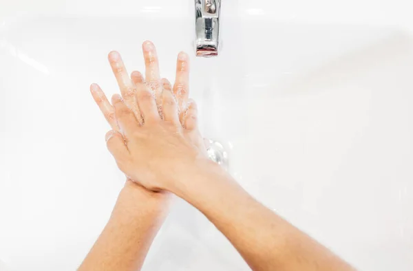 Mulher Lavando Mãos Higienicamente Sob Torneira — Fotografia de Stock