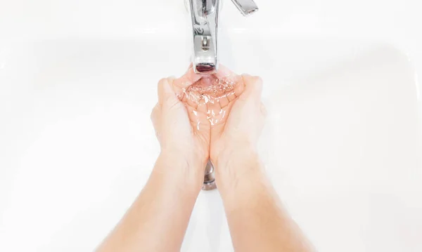 Muž Hygienicky Myje Ruce Mýdlem Pod Kohoutkem — Stock fotografie