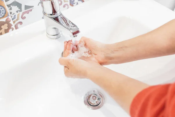 Vrouw Haar Handen Hygiënisch Met Zeep Een Gootsteen — Stockfoto