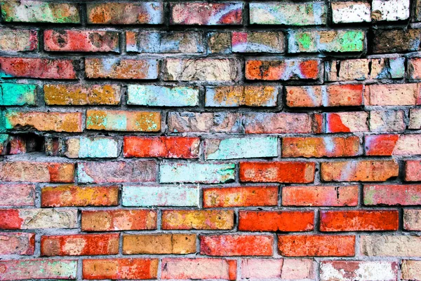 Parlak renkli antika tuğla duvar, kırık, kırık, grafitiyle eğlenceli