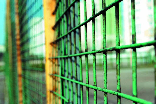 Çelik ızgara, paslı eski bir basketbol sahasının çiti.