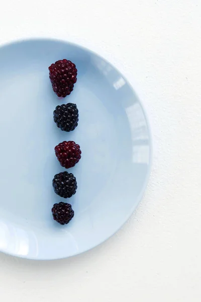 Mavi tabakta böğürtlen