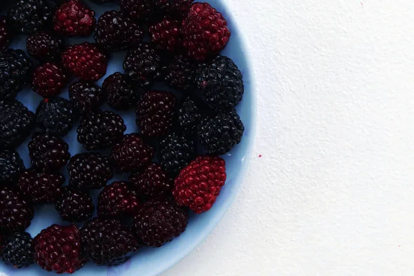 Mavi tabakta böğürtlen