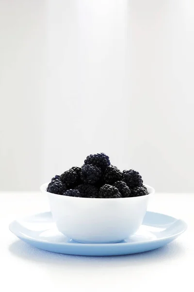 Mavi tabakta böğürtlen