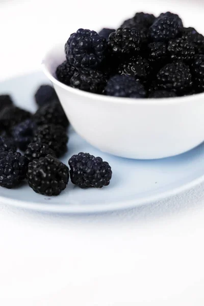 Mavi tabakta böğürtlen