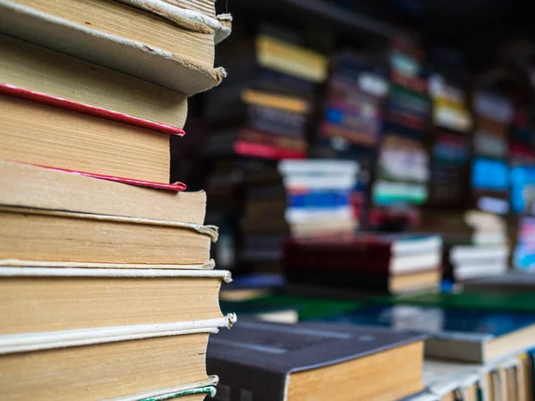 Un Grand Nombre De Vieux Livres Empiles Les Uns Sur Les Autres Livres Pour L Etude De Differentes Litteratures Vente De Livres Pays Bas Document Stock Photo Un Grand Nombre De Vieux Livres Empiles Les Uns Sur Les Autres Livres Pour L Etude De Differentes Litteratures Vente De Livres Pays Bas Document Stock Photo