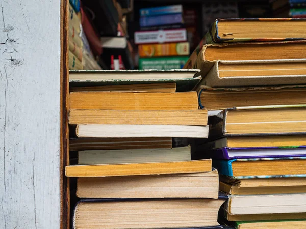 Un Grand Nombre De Vieux Livres Empiles Les Uns Sur Les Autres Livres Pour L Etude De Differentes Litteratures Vente De Livres Pays Bas Document Stock Photo Un Grand Nombre De Vieux Livres Empiles Les Uns Sur Les Autres Livres Pour L Etude De Differentes Litteratures Vente De Livres Pays Bas Document Stock Photo