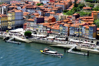 Porto, Portekiz - 20/07/2014: The Ribeira Square (Portekizce: Praa da Ribeira) Porto tarihi bir kare. Kent, dünya mirası tarihi merkezinde bulunur