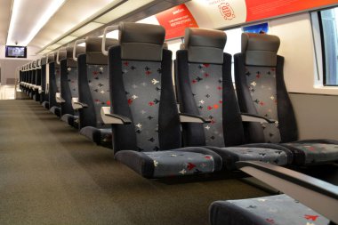 Moskova, Rusya... 11 / 10 / 2019: Aeroexpress yüksek hızlı bir trenin boş vagonunda koltuklar. Havaalanı demiryolu hattı. 