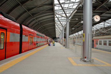 Moskova. Rusya-07 / 11 / 2019: Moskova 'daki Domodedovo uluslararası havaalanı istasyonunda Aeroekspres tren