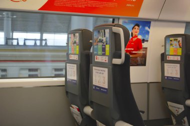 Moskova, Rusya... 11 / 10 / 2019: Aeroexpress yüksek hızlı bir trenin boş vagonunda koltuklar. Havaalanı demiryolu hattı. 