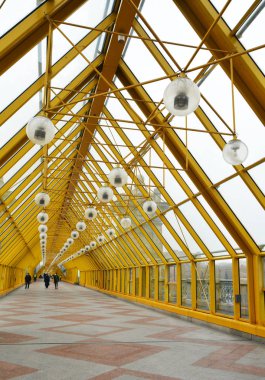 Rusya 'nın Moskova kentindeki Andreevsky (Puşkin) köprüsünün sarı iç kısmı