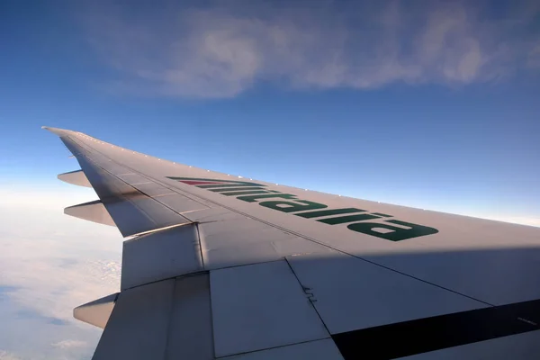 Roma, İtalya - 17 / 11 / 2019: Roma 'dan Sao Paulo' ya uçuş sırasında mavi gökyüzüne dokunan Alitalia Uçak Kanadı