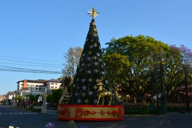 Gramado, Rio Grande do Sul, Brezilya - 19.11.2019: Gramado şehir merkezi ve noel süslemesi