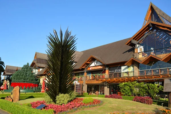 Gramado, Rio Grande do Sul, Brezilya - 19.11.2019: Gramado şehir merkezi ve noel süslemesi