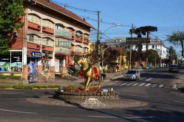 Gramado, Rio Grande do Sul, Brezilya - 19.11.2019: Gramado şehir merkezi ve noel süslemesi