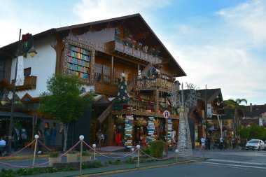 Gramado, Rio Grande do Sul, Brezilya - 19.11.2019: Gramado şehir merkezi ve noel süslemesi