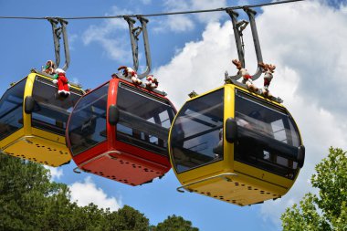 Güney Brezilya 'daki Caracol Park' ta insanları taşırken üç renkli gondol (teleferik).