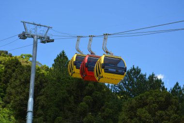 Güney Brezilya 'daki Caracol Park' ta insanları taşırken üç renkli gondol (teleferik).