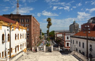 Porto Alegre, Rio Grande do Sul. Brezilya - 20 Aralık 2019: Porto Alegre şehir merkezinde insanlar yürüyor