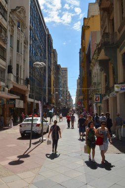 Porto Alegre, Rio Grande do Sul. Brezilya - 20 Aralık 2019: Porto Alegre şehir merkezinde insanlar yürüyor