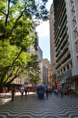 Porto Alegre, Rio Grande do Sul. Brezilya - 20 Aralık 2019: Porto Alegre şehir merkezinde insanlar yürüyor