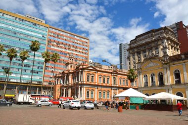 Porto Alegre, Rio Grande do Sul. Brezilya - 20 Aralık 2019: Belediye binasının önündeki noel ağacı aynı zamanda Old Town Hall veya Pao dos Aorianos olarak da bilinir.