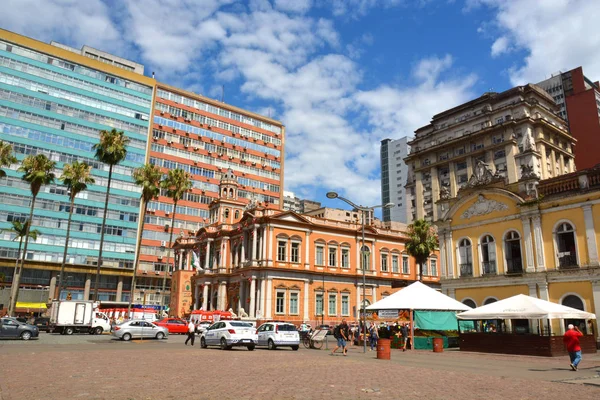 Porto Alegre, Rio Grande do Sul. Brezilya - 20 Aralık 2019: Belediye binasının önündeki noel ağacı aynı zamanda Old Town Hall veya Pao dos Aorianos olarak da bilinir.