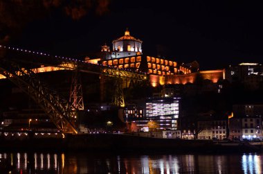 Oporto, Portekiz - 06 / 02 / 2020: Duoro nehri üzerindeki Dom Luis Köprüsü ve Serra do Pilar Manastırı (Vila Nova de Gaia 'da bulunan eski bir manastır))