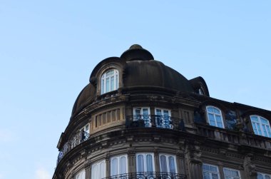 Porto, Portugal- 06 / 02 / 2020: Aliadush Caddesi 'ndeki şehir merkezinde şehir mimarisi (avenido dos Aliados)