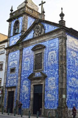 Porto, Portekiz-07 / 02 / 2020: Capela das Almas, Ruhlar Şapeli veya Porto Kilisesi, azulejos 'u ile ünlü Porto Kilisesi, tipik Portekiz süslemeleri ve dekore edilmiş seramik fayanslar.
