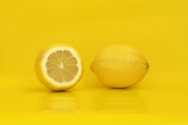 Coronavirus bağışı. Yaşlılara, muhtaçlara ve hastalara yardım etmek. Karantinaya alın. Kendini tecrit gönüllüsü