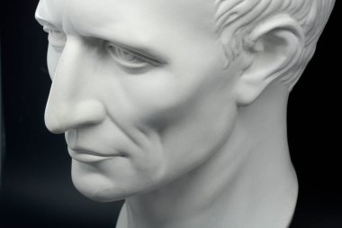 Julius Sezar Roma İmparatoru alçıtaşı siyah arka planda baskın yaptı