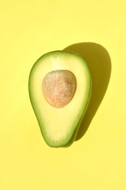Taze avokadonun yarısı. Pop sanat tasarımı, yaratıcı yaz yemekleri konsepti..