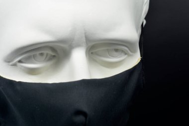 Koruyucu siyah bir maske takmış Julius Caesar. Coronavirus koruması.