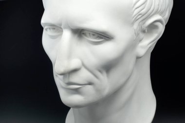 Julius Sezar Roma İmparatoru alçıtaşı siyah arka planda baskın yaptı