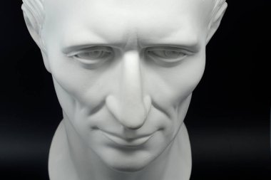 Julius Sezar Roma İmparatoru alçıtaşı siyah arka planda baskın yaptı
