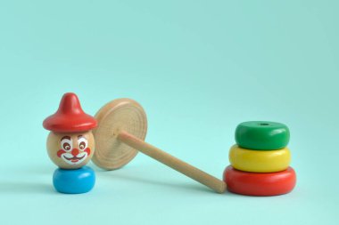 Dikey bir çubukta renkli ahşap halkalardan yapılmış bir piramit. Bebekler ve yeni yürümeye başlayan çocuklar için oyuncaklar mekanik beceri ve renkler öğrensin diye. 