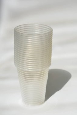 Yiyecek plastik. Plastik ve ekolojinin geri dönüşümü kavramı. Çevre kavramı.