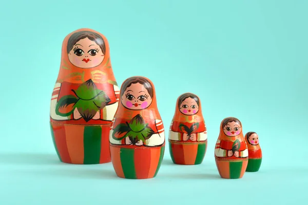 Tradiční ruské hnízdící panenky. Babušky nebo matryošky. — Stock fotografie
